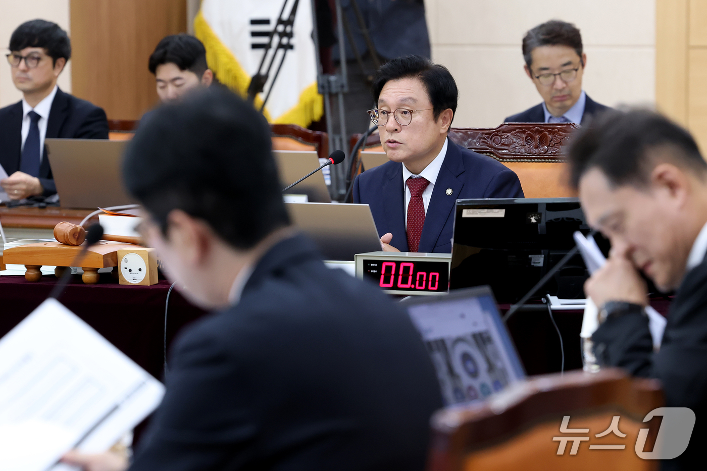 (대구=뉴스1) 공정식 기자 = 박형수 감사반장이 20일 대구 수성구 범어동 대구고등법원에서 열린 국회 법제사법위원회(법사위)의 대구고등·지방·가정·회생법원, 부산고등·지방·가정· …