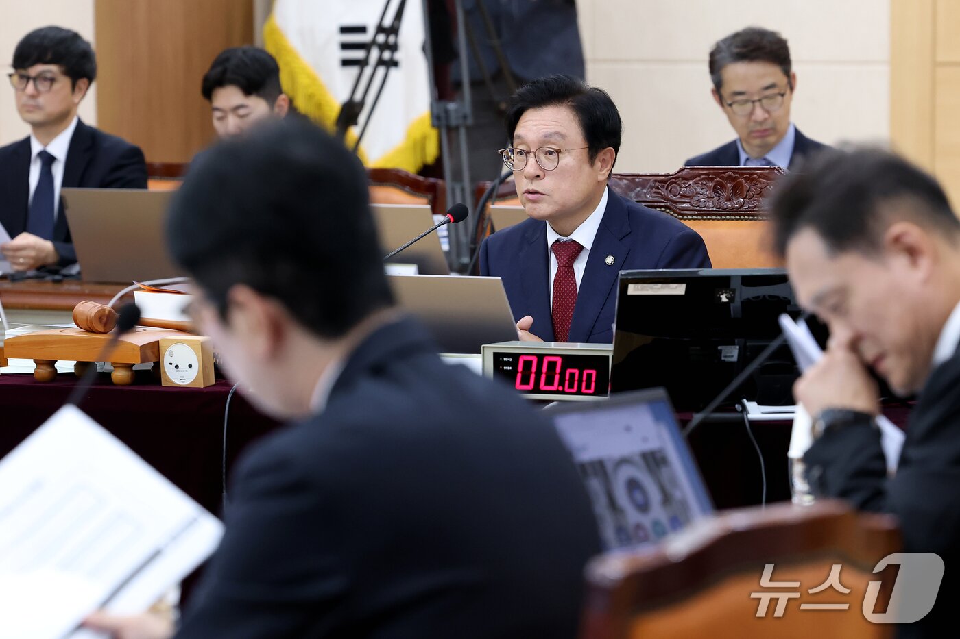 본문 이미지 - 박형수 감사반장이 20일 대구 수성구 범어동 대구고등법원에서 열린 국회 법제사법위원회(법사위)의 대구고등·지방·가정·회생법원, 부산고등·지방·가정·회생법원, 울산지방·가정법원, 창원지방법원에 대한 2026년도 국정감사에서 발언하고 있다. 2026.10.20 ⓒ 뉴스1 공정식 기자