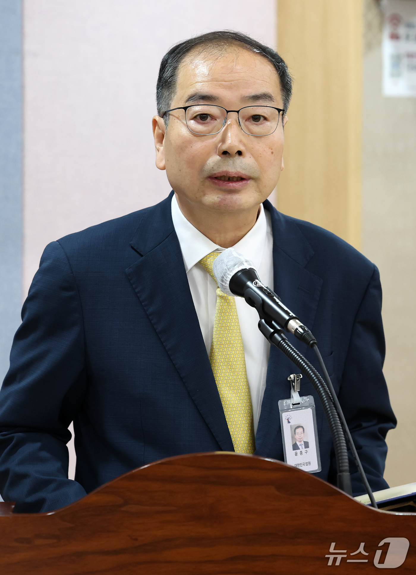 (대구=뉴스1) 공정식 기자 = 윤종구 대구고등법원장이 20일 대구 수성구 범어동 대구고등법원에서 열린 국회 법제사법위원회(법사위)의 대구고등·지방·가정·회생법원, 부산고등·지방· …