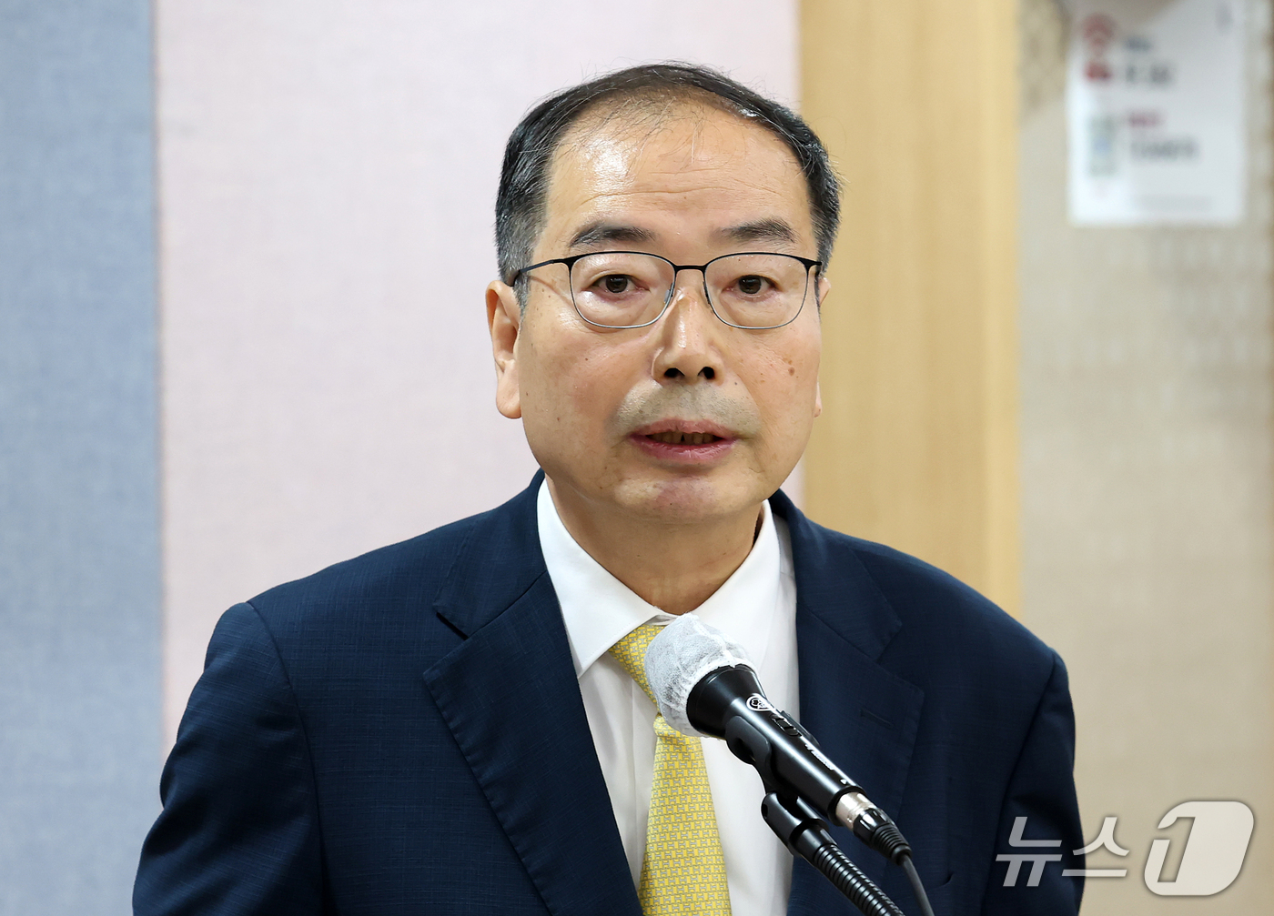 (대구=뉴스1) 공정식 기자 = 윤종구 대구고등법원장이 20일 대구 수성구 범어동 대구고등법원에서 열린 국회 법제사법위원회(법사위)의 대구고등·지방·가정·회생법원, 부산고등·지방· …