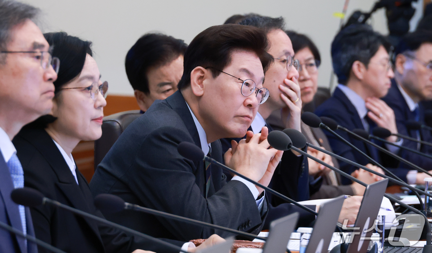 (서울=뉴스1) 허경 기자 = 이재명 대통령이 20일 청와대에서 열린 국무회의에서 국무위원의 발언을 경청하고 있다. (청와대통신사진기자단) 2026.10.20/뉴스1