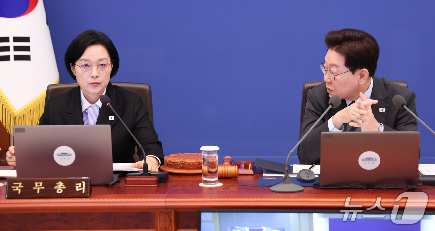 (서울=뉴스1) 허경 기자 = 이재명 대통령과 한성숙 국무총리가 20일 청와대에서 열린 국무회의에서 대화하고 있다. (청와대통신사진기자단) 2026.10.20/뉴스1