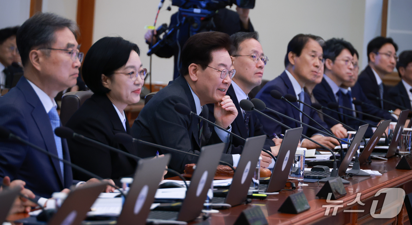 (서울=뉴스1) 허경 기자 = 이재명 대통령이 20일 청와대에서 열린 국무회의에서 국무위원의 발언을 경청하고 있다. (청와대통신사진기자단) 2026.10.20/뉴스1