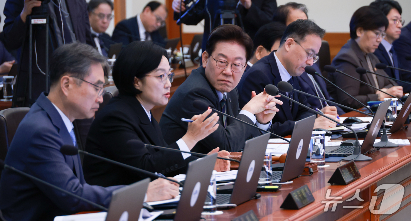(서울=뉴스1) 허경 기자 = 이재명 대통령이 20일 청와대에서 열린 국무회의에서 발언 중인 한성숙 국무총리를 바라보고 있다. (청와대통신사진기자단) 2026.10.20/뉴스1