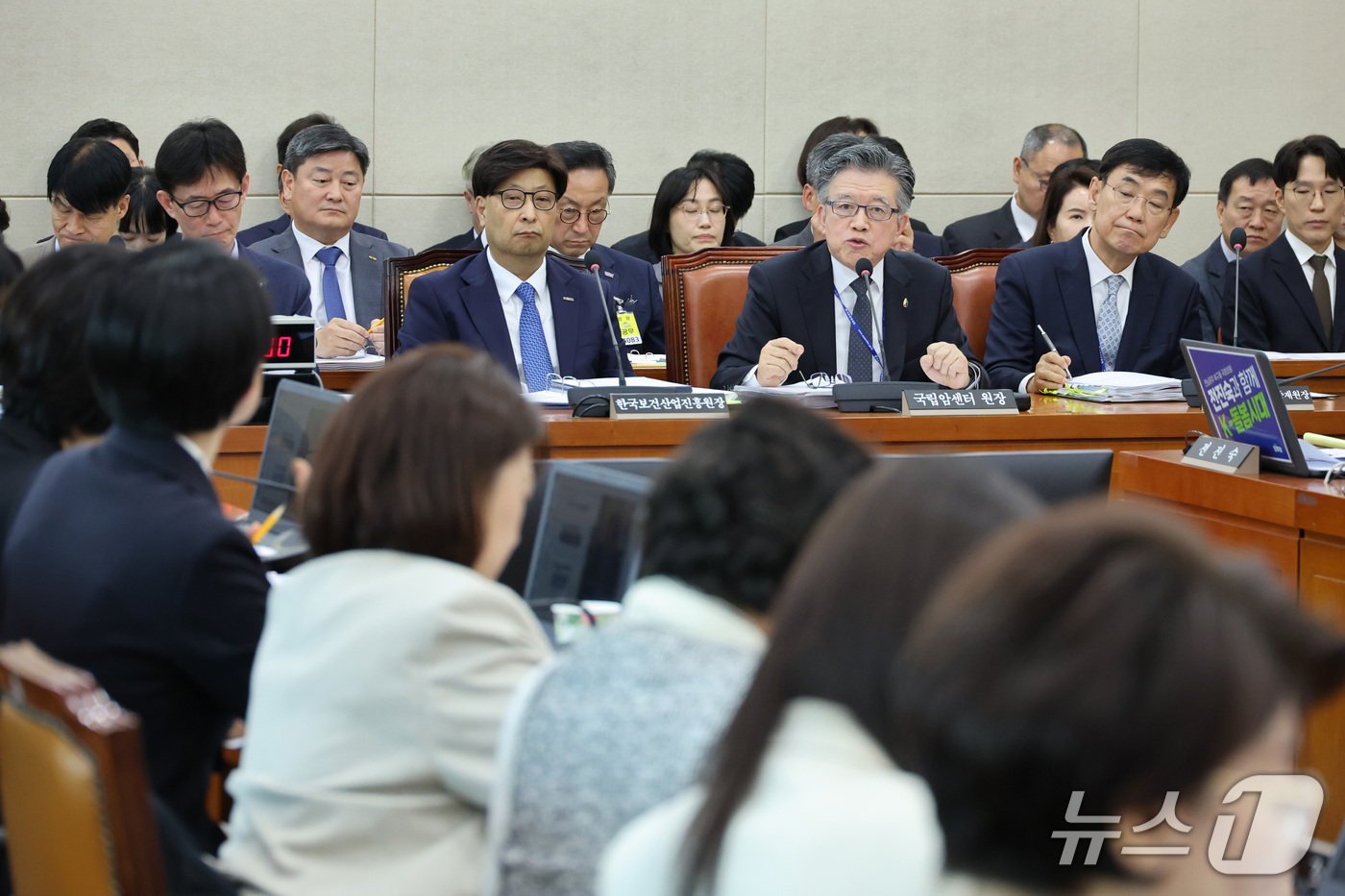 (서울=뉴스1) 신웅수 기자 = 양한광 국립암센터 원장이 20일 서울 여의도 국회에서 열린 보건복지위원회의 한국보건산업진흥원 등에 대한 국정감사에서 의원 질의에 답변하고 있다. 2 …