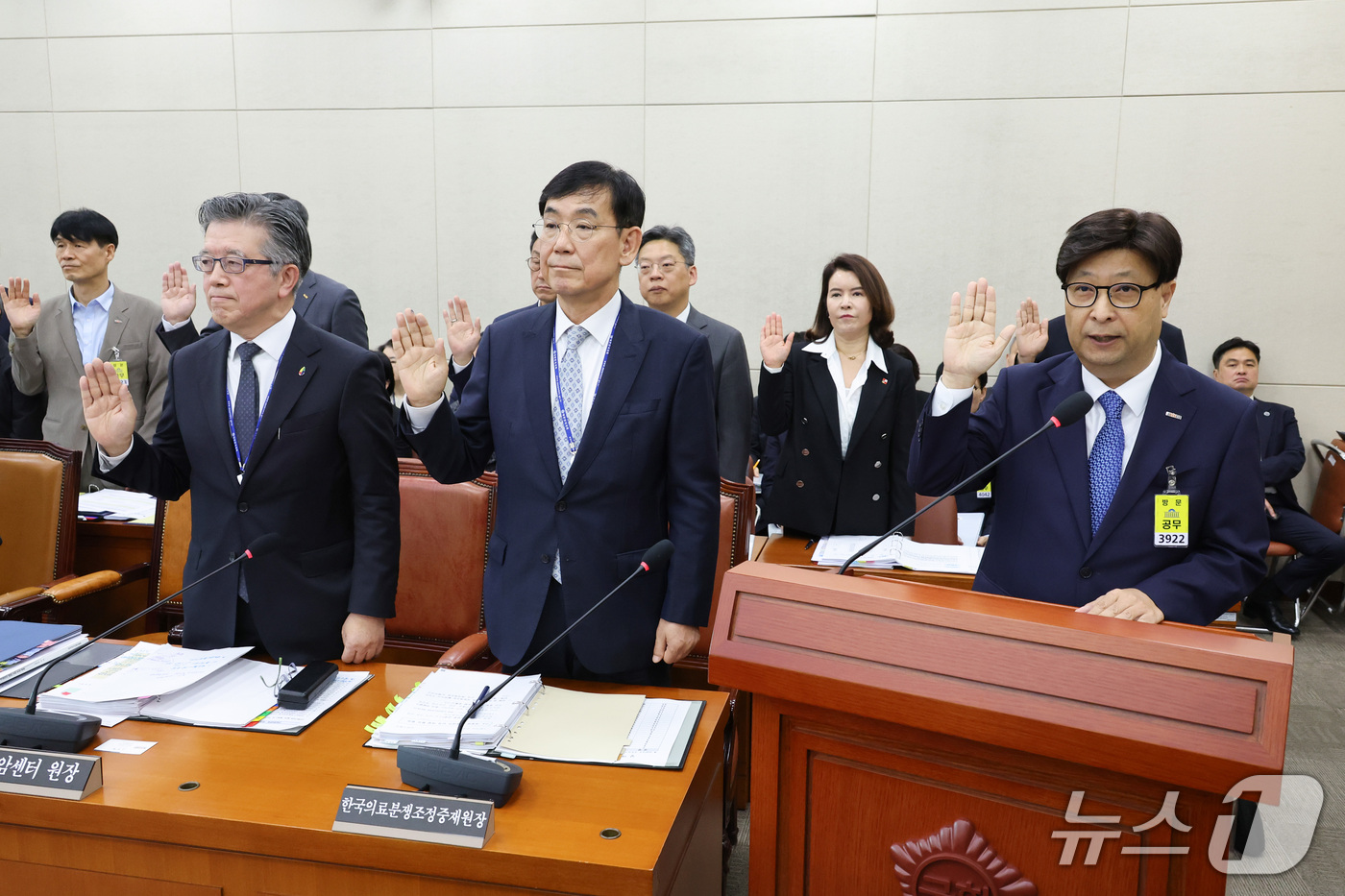 (서울=뉴스1) 신웅수 기자 = 고상백 한국보건산업진흥원장이 20일 서울 여의도 국회에서 열린 보건복지위원회의 한국보건산업진흥원 등에 대한 국정감사에서 증인 선서를 하고 있다. 2 …