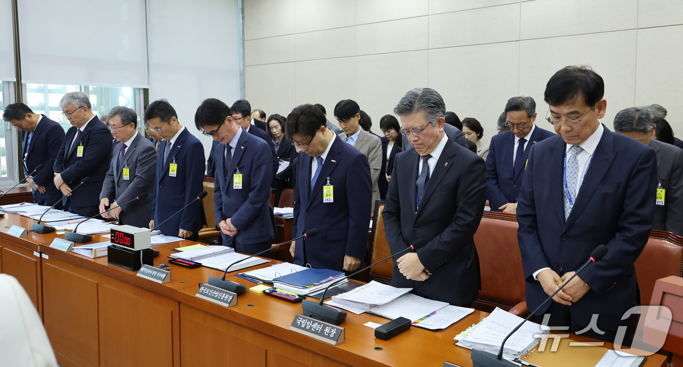 (서울=뉴스1) 신웅수 기자 = 고상백 한국보건산업진흥원장을 비롯한 국정감사 증인이 20일 서울 여의도 국회에서 열린 보건복지위원회의 한국보건산업진흥원 등에 대한 국정감사에서 부천 …