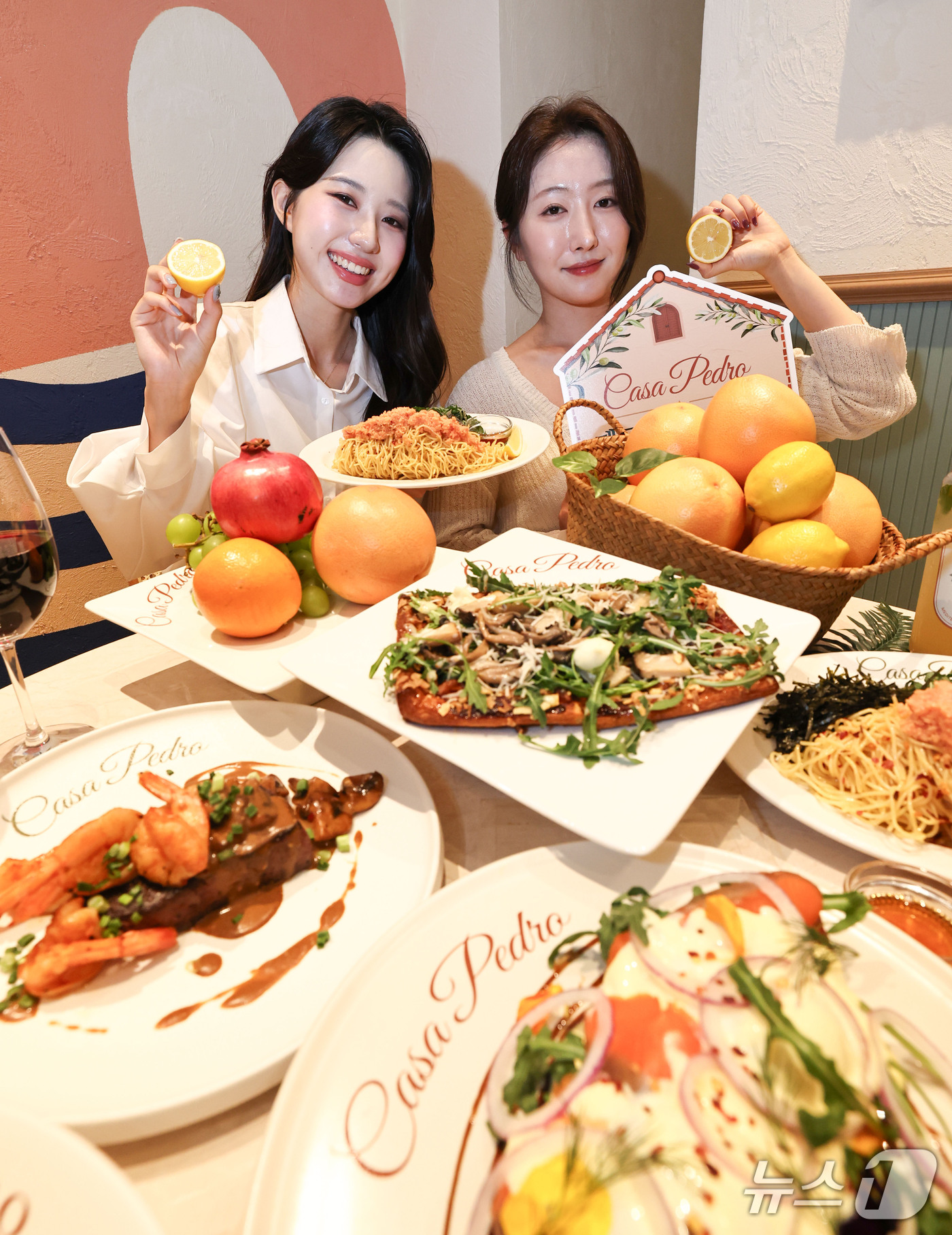 (서울=뉴스1) 이종수 기자 = 20일 오전 서울 종로구 그랑서울에 문을 연 엠에프지코리아의 신규 다이닝 브랜드 ‘까사페드로’에서 모델들이 샐러드와 브런치, 파스타 등 대표 메뉴를 …