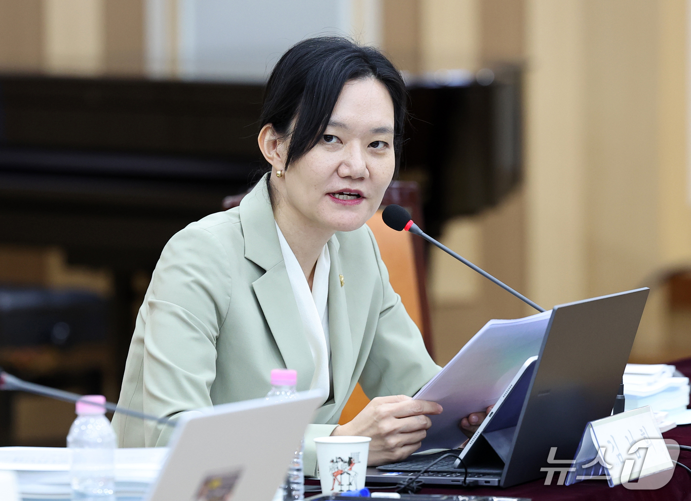 (대구=뉴스1) 공정식 기자 = 김남희 더불어민주당 의원이 20일 대구 수성구 범어동 대구고등법원에서 열린 국회 법제사법위원회(법사위)의 대구고등·지방·가정·회생법원, 부산고등·지 …