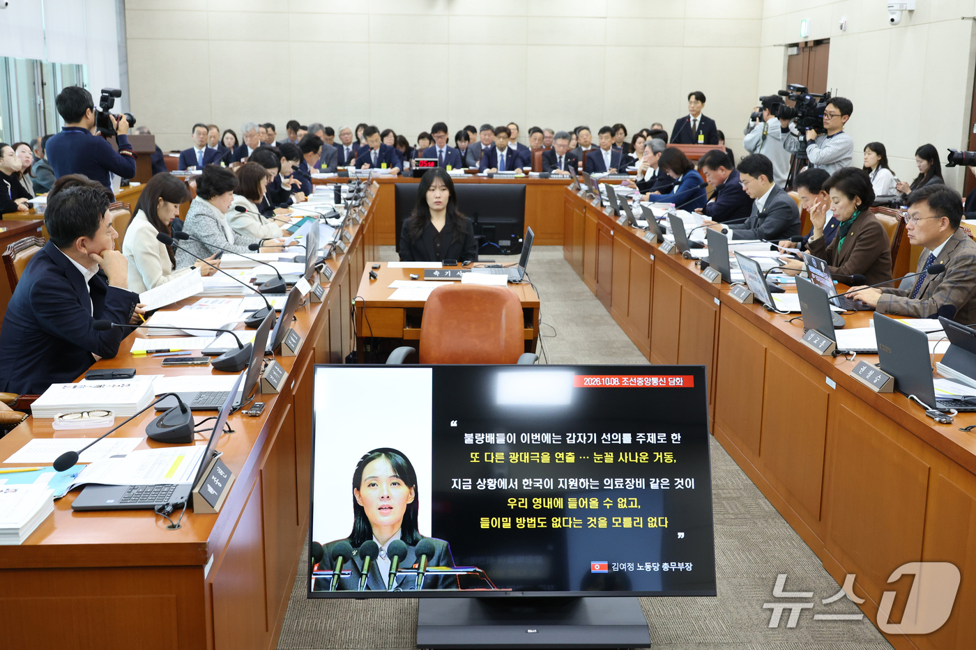 (서울=뉴스1) 신웅수 기자 = 백관백 한국국제보건의료재단 이사장 직무대행이 20일 서울 여의도 국회에서 열린 보건복지위원회의 한국보건산업진흥원 등에 대한 국정감사에서 의원 질의에 …