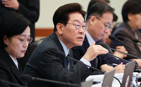 李대통령 "국정성과 홍보, 백화점식 나열 말고 선택과 집중해야"