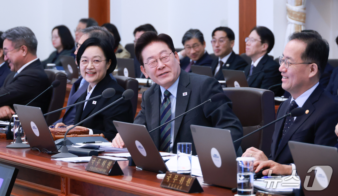 (서울=뉴스1) 허경 기자 = 이재명 대통령이 20일 청와대에서 열린 국무회의에서 발언하며 미소 짓고 있다. (청와대통신사진기자단) 2026.10.20/뉴스1