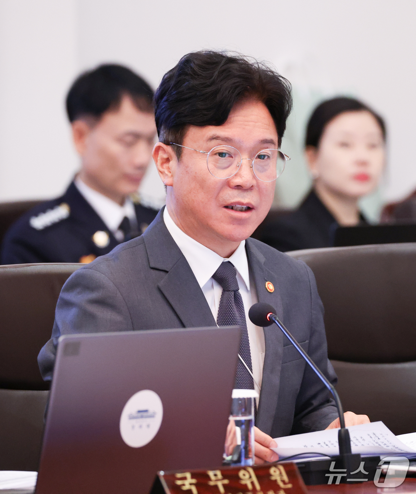(서울=뉴스1) 허경 기자 = 김영훈 고용노동부 장관이 20일 청와대에서 열린 국무회의에서 재해조사대상 사망사고 통계를 보고하고 있다. (청와대통신사진기자단) 2026.10.20/ …