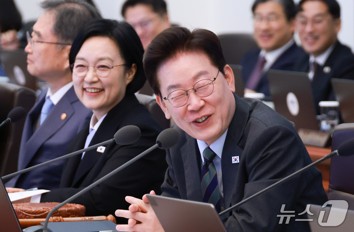 (서울=뉴스1) 허경 기자 = 이재명 대통령이 20일 청와대에서 열린 국무회의에서 발언하며 미소 짓고 있다. (청와대통신사진기자단) 2026.10.20/뉴스1