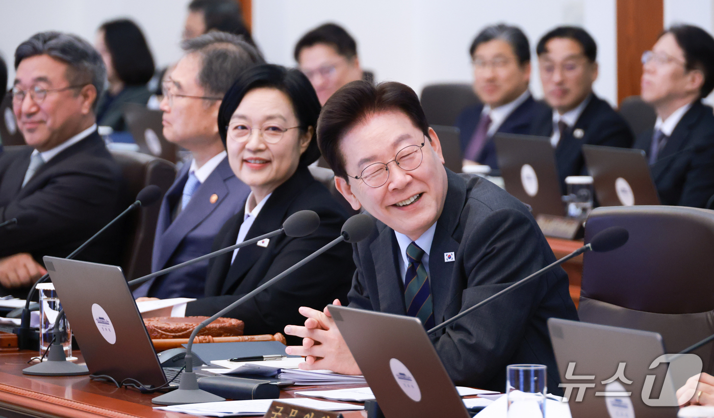 (서울=뉴스1) 허경 기자 = 이재명 대통령이 20일 청와대에서 열린 국무회의에서 발언하며 미소 짓고 있다. (청와대통신사진기자단) 2026.10.20/뉴스1