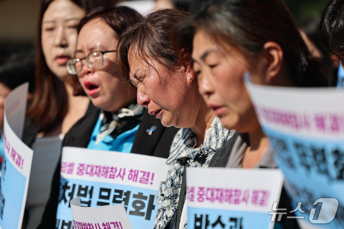 본문 이미지 - 아리셀 산재 피해 유가족이 20일 서울 서초구 대법원 앞에서 열린 아리셀 중대재해참사 대법원 선고 입장발표 기자회견에서 슬픔에 잠겨 있다. 대법원은 이날 박순관 아리셀 대표에게 징역 4년을 선고한 원심 판결을 확정했다. 2026.10.20 ⓒ 뉴스1 김도우 기자