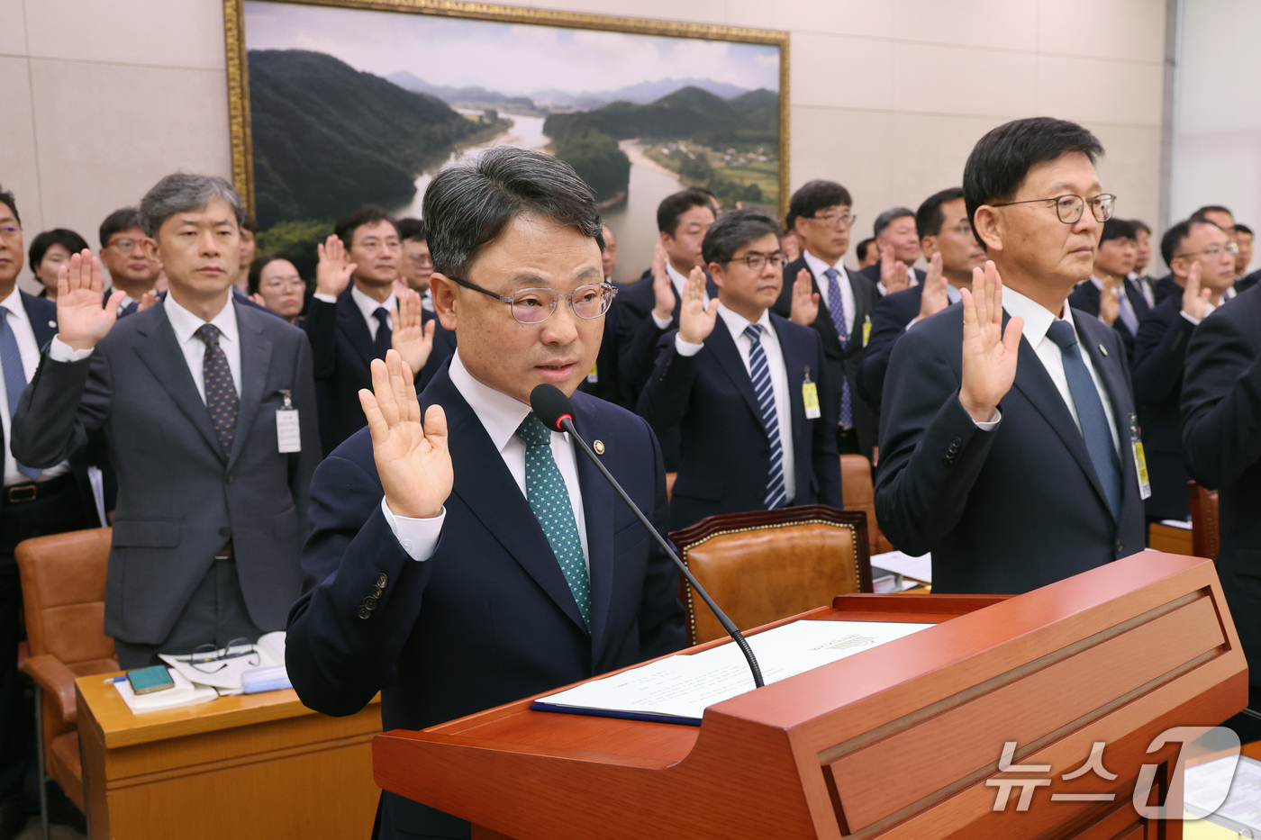 (서울=뉴스1) 황기선 기자 = 박은식 산림청장이 20일 서울 여의도 국회 농림축산식품해양수산위원회에서 열린 산림청 등에 대한 국정감사에서 선서를 하고 있다. 2026.10.20/ …