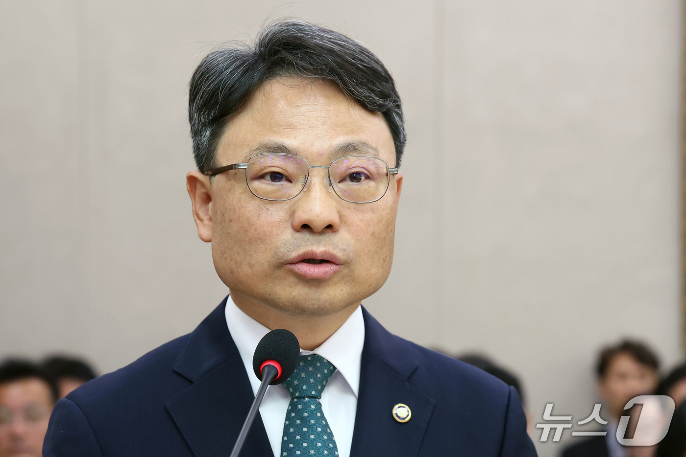 (서울=뉴스1) 황기선 기자 = 박은식 산림청장이 20일 서울 여의도 국회 농림축산식품해양수산위원회에서 열린 산림청 등에 대한 국정감사에서 업무보고를 하고 있다.  2026.10. …