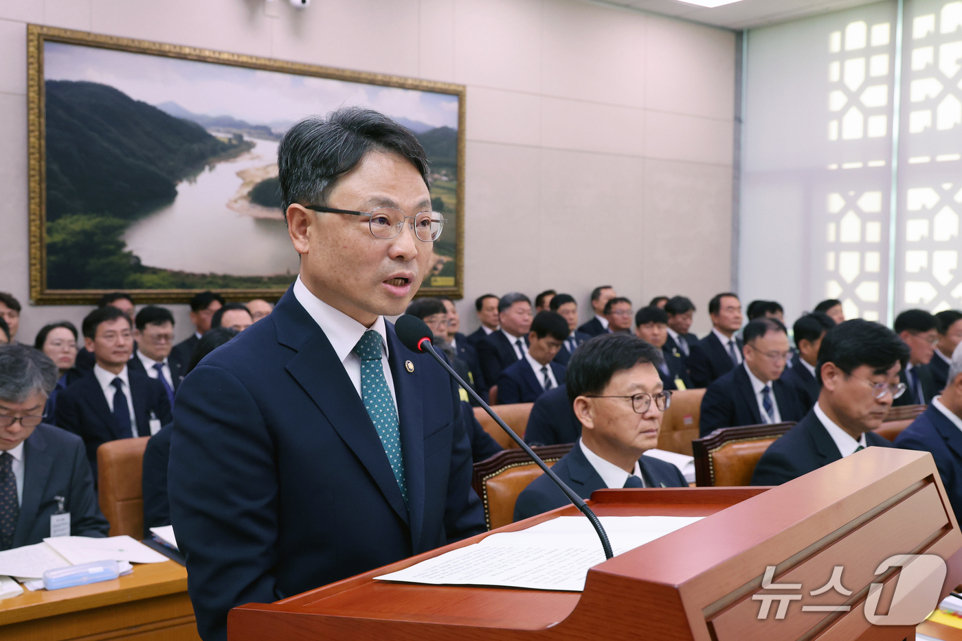 (서울=뉴스1) 황기선 기자 = 박은식 산림청장이 20일 서울 여의도 국회 농림축산식품해양수산위원회에서 열린 산림청 등에 대한 국정감사에서 업무보고를 하고 있다.  2026.10. …