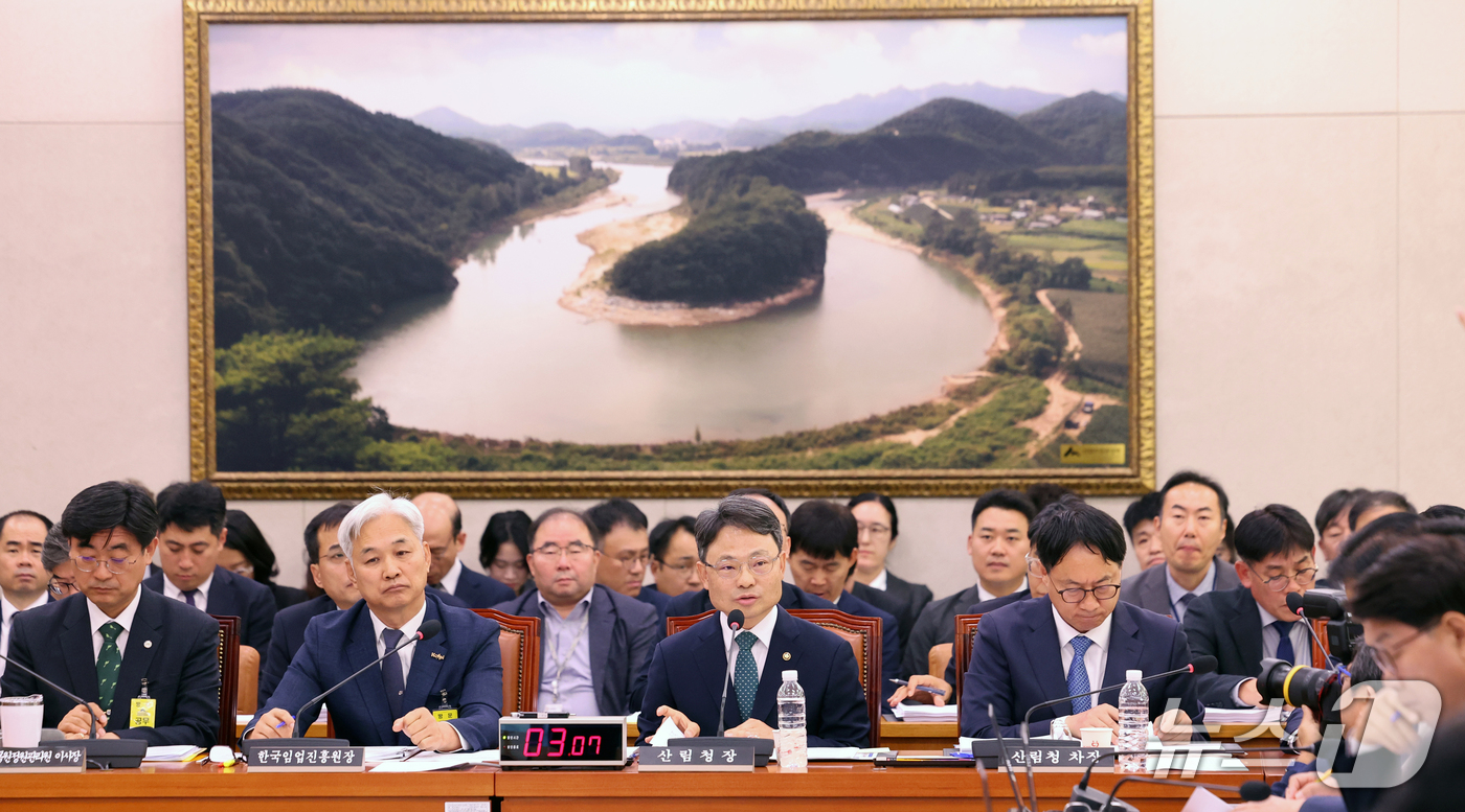 (서울=뉴스1) 황기선 기자 = 박은식 산림청장이 20일 서울 여의도 국회 농림축산식품해양수산위원회에서 열린 산림청 등에 대한 국정감사에서 의원 질의에 답하고 있다.  2026.1 …
