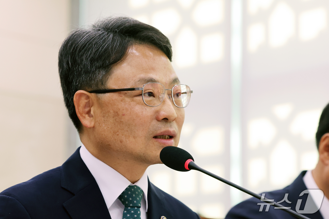 (서울=뉴스1) 황기선 기자 = 박은식 산림청장이 20일 서울 여의도 국회 농림축산식품해양수산위원회에서 열린 산림청 등에 대한 국정감사에서 의원 질의에 답하고 있다.  2026.1 …