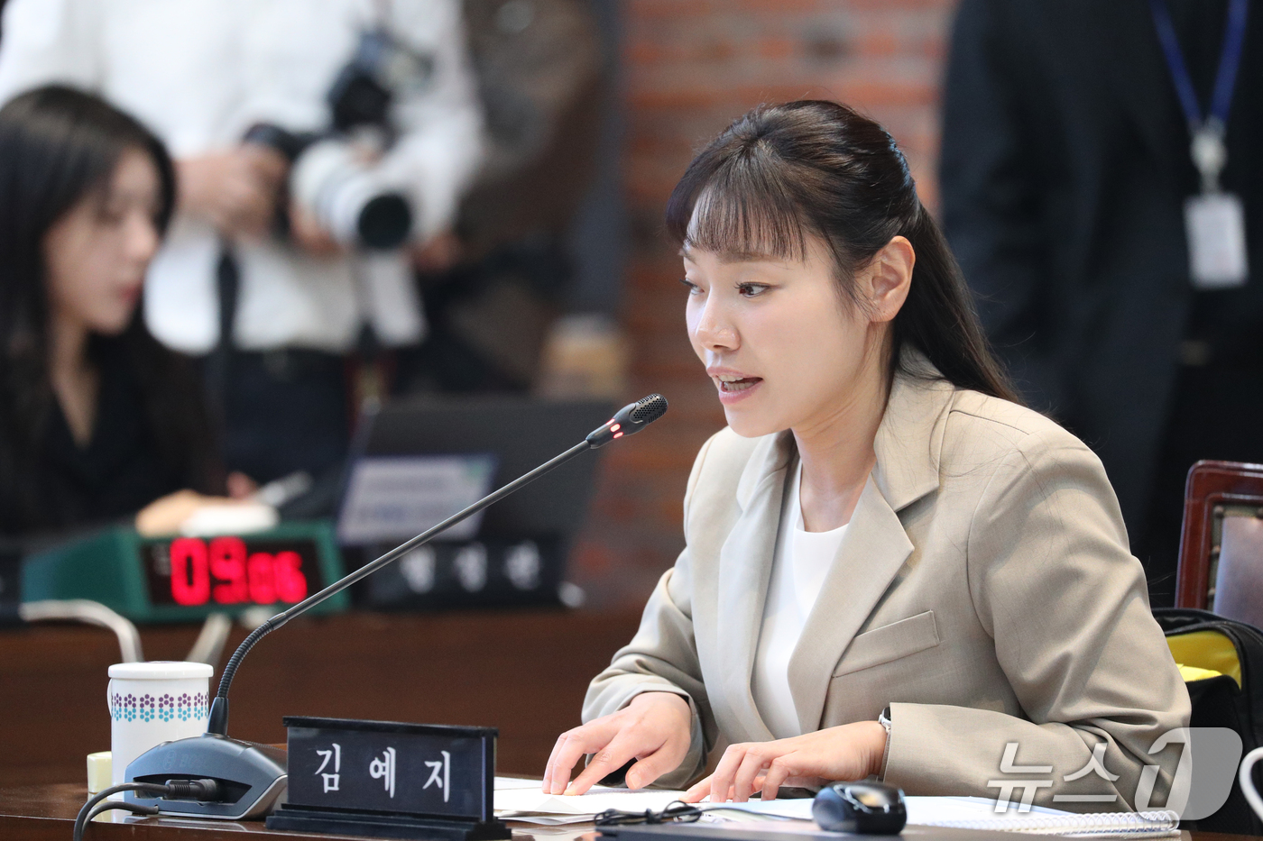 (청주=뉴스1) 김용빈 기자 = 김예지 국민의힘 의원이 20일 오전 충북도청 다목적관에서 열린 국회 행정안전위원회의 충북도에 대한 국정감사에서 질의하고 있다. 2026.10.20/ …