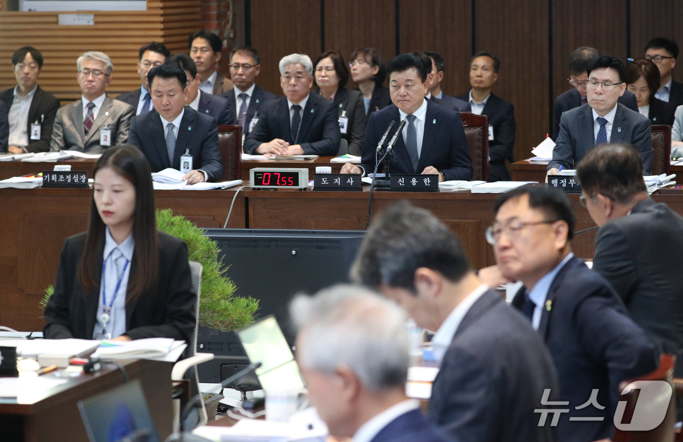 (청주=뉴스1) 김용빈 기자 = 신용한 충북지사가 20일 오전 도청 다목적관에서 열린 국회 행정안전위원회의 충북도에 대한 국정감사에서 질의에 답하고 있다. 2026.10.20/뉴스 …