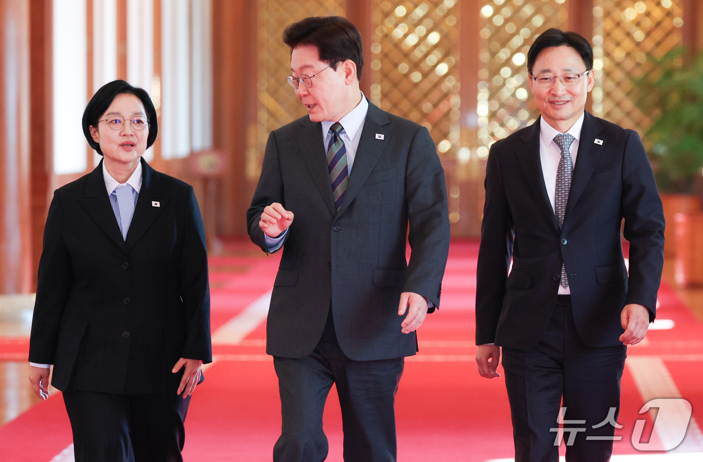 (서울=뉴스1) 허경 기자 = 이재명 대통령이 20일 청와대에서 열린 국무회의에 한성숙 국무총리, 임광현 비서실장과 함께 입장하고 있다. (청와대통신사진기자단) 2026.10.20 …