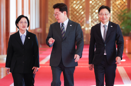 국무회의 입장하는 이재명 대통령
