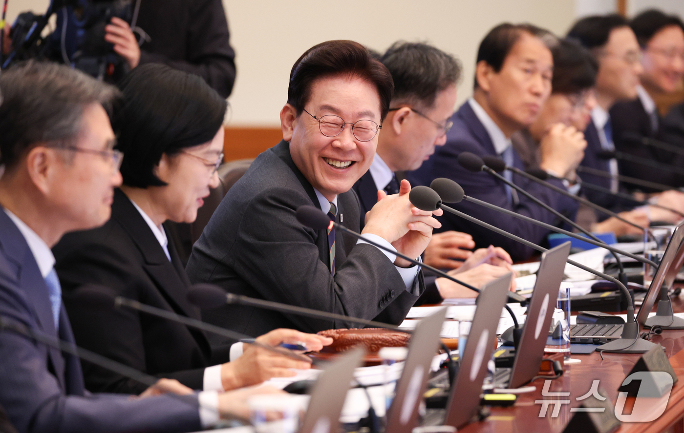 (서울=뉴스1) 허경 기자 = 이재명 대통령이 20일 청와대에서 열린 국무회의에서 발언하며 미소 짓고 있다. (청와대통신사진기자단) 2026.10.20/뉴스1