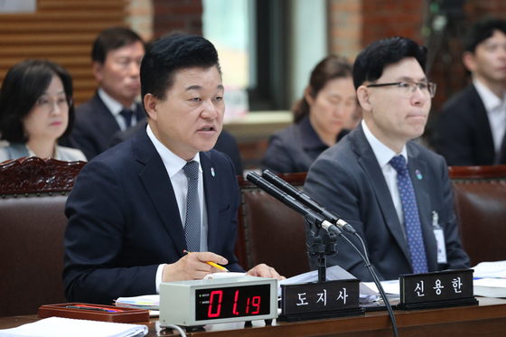 신용한 충북지사 캠프 관계자 2명 구속영장…'차명폰 문자' 혐의
