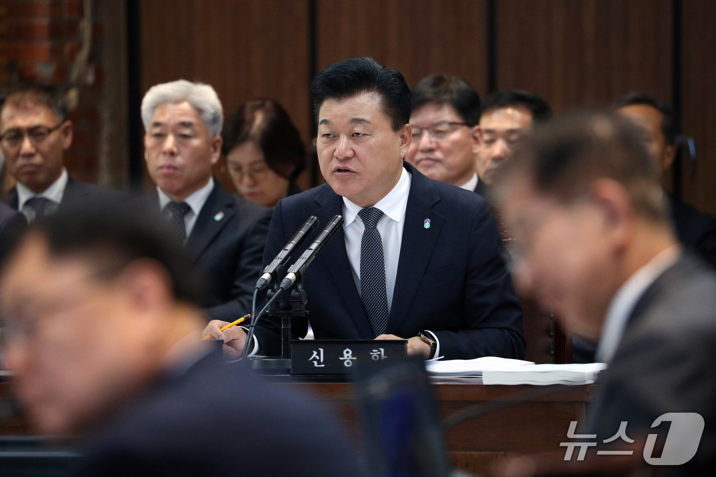 (청주=뉴스1) 김용빈 기자 = 신용한 충북지사가 20일 오전 도청 다목적관에서 열린 국회 행정안전위원회의 충북도에 대한 국정감사에서 질의에 답하고 있다. 2026.10.20/뉴스 …