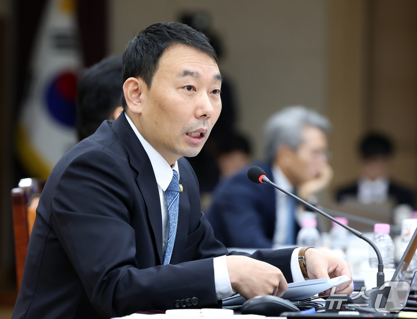 (대구=뉴스1) 공정식 기자 = 김용민 더불어민주당 의원이 20일 대구 수성구 범어동 대구고등법원에서 열린 국회 법제사법위원회(법사위)의 대구고등·지방·가정·회생법원, 부산고등·지 …