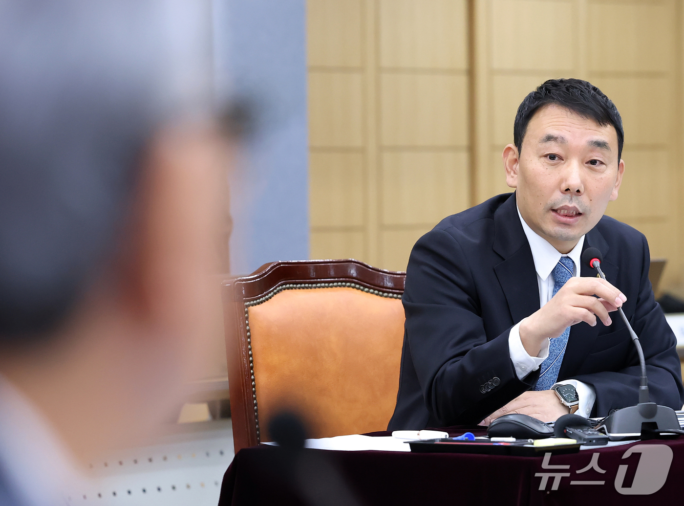 (대구=뉴스1) 공정식 기자 = 김용민 더불어민주당 의원이 20일 대구 수성구 범어동 대구고등법원에서 열린 국회 법제사법위원회(법사위)의 대구고등·지방·가정·회생법원, 부산고등·지 …