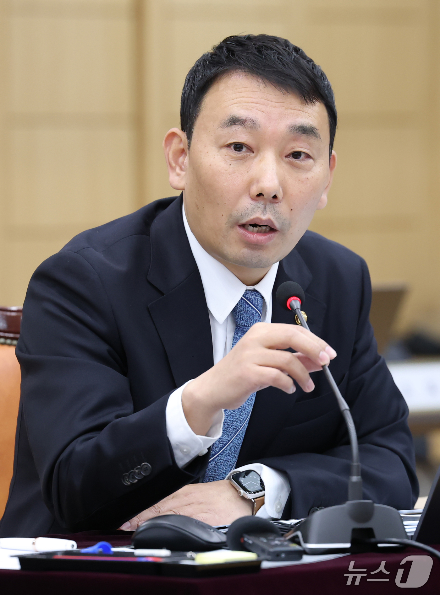 (대구=뉴스1) 공정식 기자 = 김용민 더불어민주당 의원이 20일 대구 수성구 범어동 대구고등법원에서 열린 국회 법제사법위원회(법사위)의 대구고등·지방·가정·회생법원, 부산고등·지 …