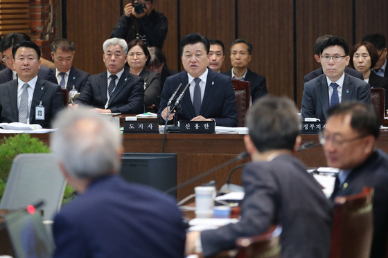 충북도 국감, 전현직 지사 '재정 운용·인사 문제' 집중 추궁