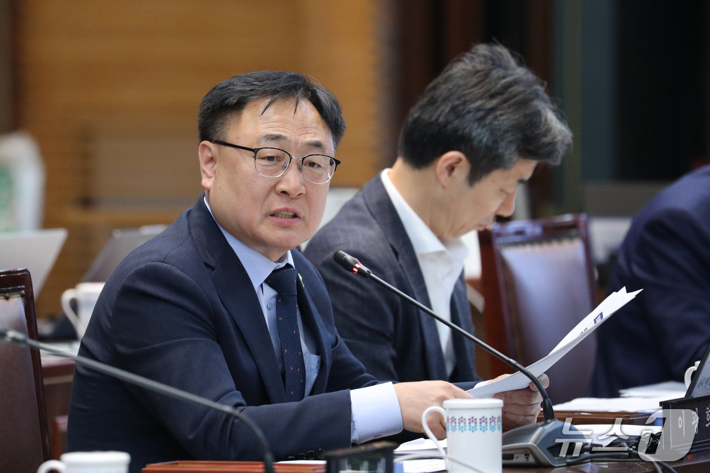 (청주=뉴스1) 김용빈 기자 = 이광희 더불어민주당 의원이 20일 오전 충북도청 다목적관에서 열린 국회 행정안전위원회의 충북도에 대한 국정감사에서 질의하고 있다. 2026.10.2 …