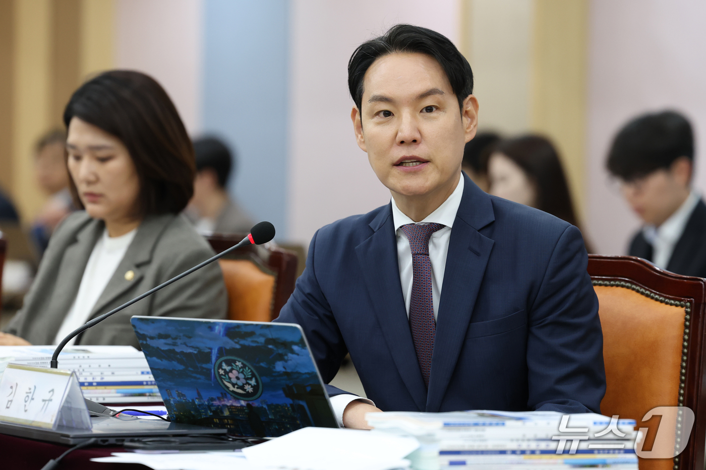 (대구=뉴스1) 공정식 기자 = 김한규 더불어민주당 의원이 20일 대구 수성구 범어동 대구고등법원에서 열린 국회 법제사법위원회(법사위)의 대구고등·지방·가정·회생법원, 부산고등·지 …