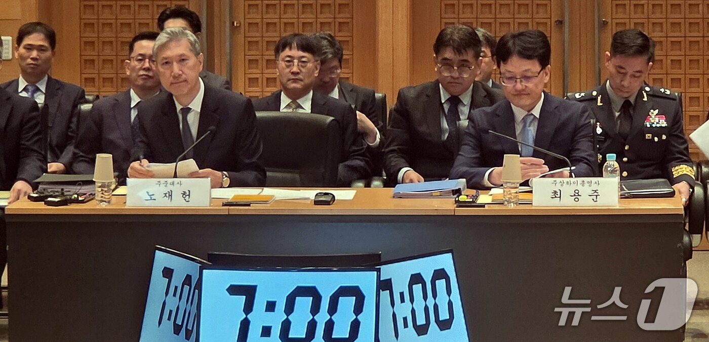 본문 이미지 - 노재헌(앞줄 왼쪽) 주중한국대사와 최용준 주상하이총영사가 20일 중국 베이징 주중한국대사관에서 열린 국회 외교통일위원회 국정감사에 참석해 있다. 2026.10.20 ⓒ 뉴스1 노민호 특파원