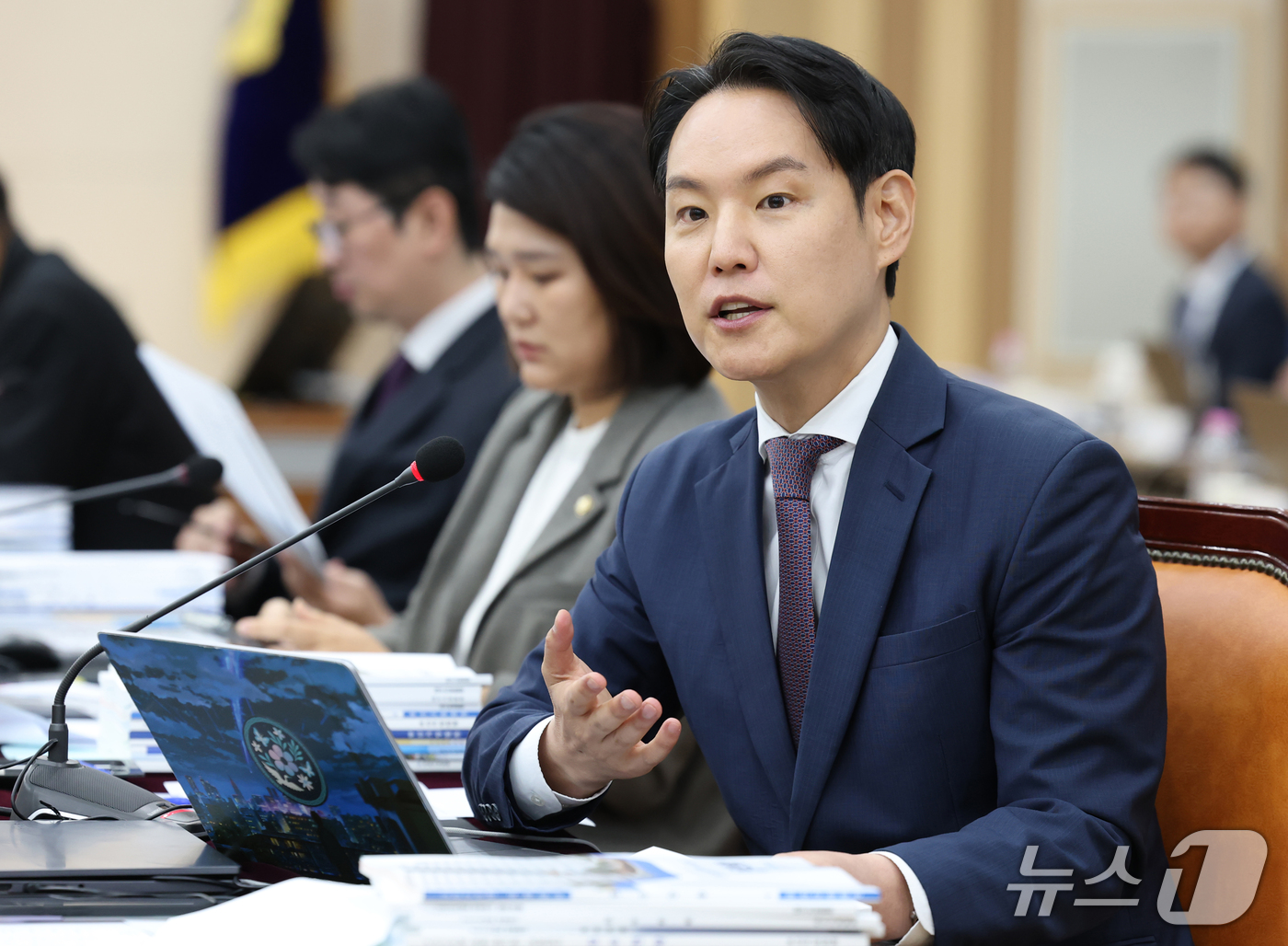 (대구=뉴스1) 공정식 기자 = 김한규 더불어민주당 의원이 20일 대구 수성구 범어동 대구고등법원에서 열린 국회 법제사법위원회(법사위)의 대구고등·지방·가정·회생법원, 부산고등·지 …