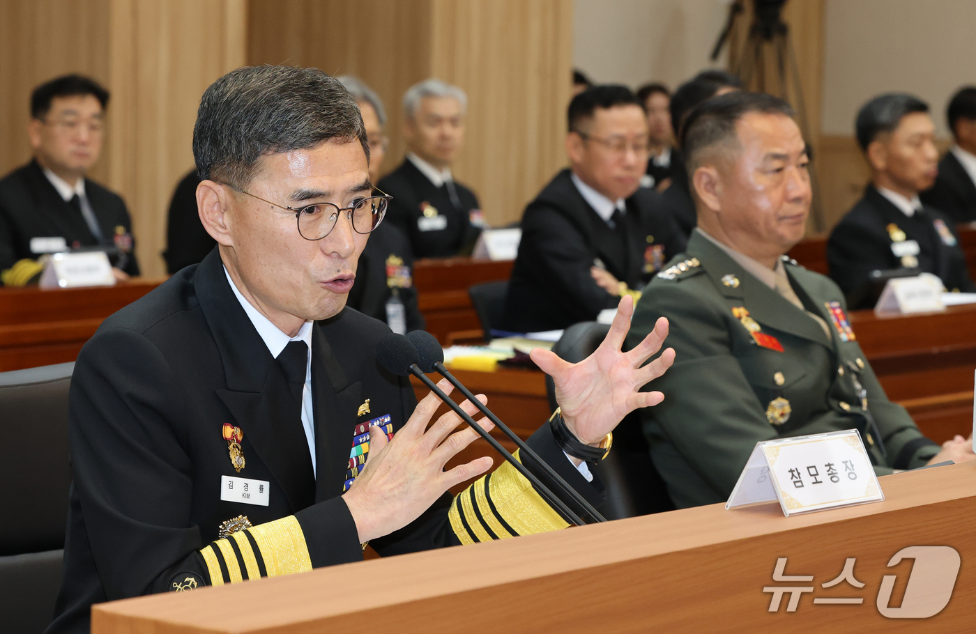 (계룡=뉴스1) 김기태 기자 = 김경률 해군 참모총장이 20일 충남 계룡대에서 열린 국회 국방위원회의 해군본부에 대한 국정감사에서 질의에 답변하고 있다. 2026.10.20/뉴스1 …