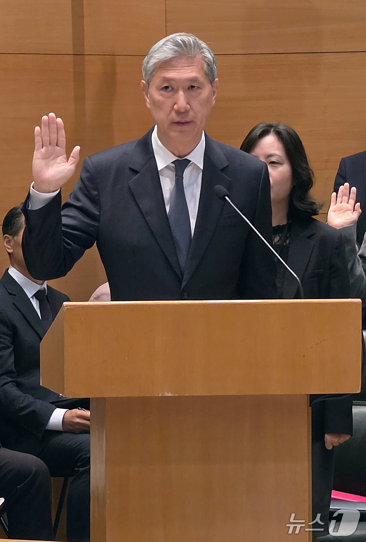 (베이징=뉴스1) 노민호 특파원 = 노재헌 주중한국대사가 20일 중국 베이징 주중한국대사관에서 열린 국회 외교통일위원회 국정감사에서 선서하고 있다. 2026.10.20/뉴스1