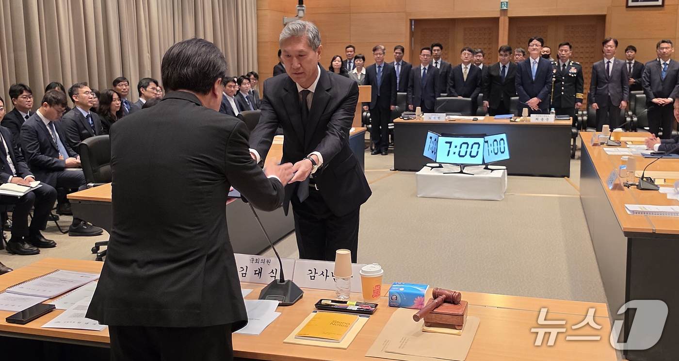 (베이징=뉴스1) 노민호 특파원 = 노재헌 주중한국대사가 20일 중국 베이징 주중한국대사관에서 열린 국회 외교통일위원회 국정감사에서 감사반장인 김대식 국민의힘 의원에게 선서문을 전 …