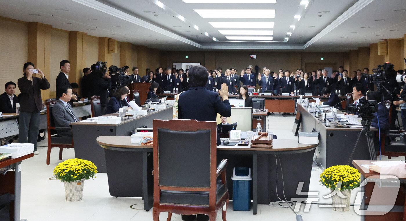 본문 이미지 - 20일 전남광주통합특별시 동구 광주고등법원에서 열린 국회 법제사법위원회(법사위)의 대전고등·지방·가정·회생법원, 광주고등·지방·가정·회생법원, 특허법원, 청주·전주·제주지방법원에 대한 2026년도 국정감사에서 참석자들이 선서하고 있다. 2026.10.20 ⓒ 뉴스1 박지현 기자