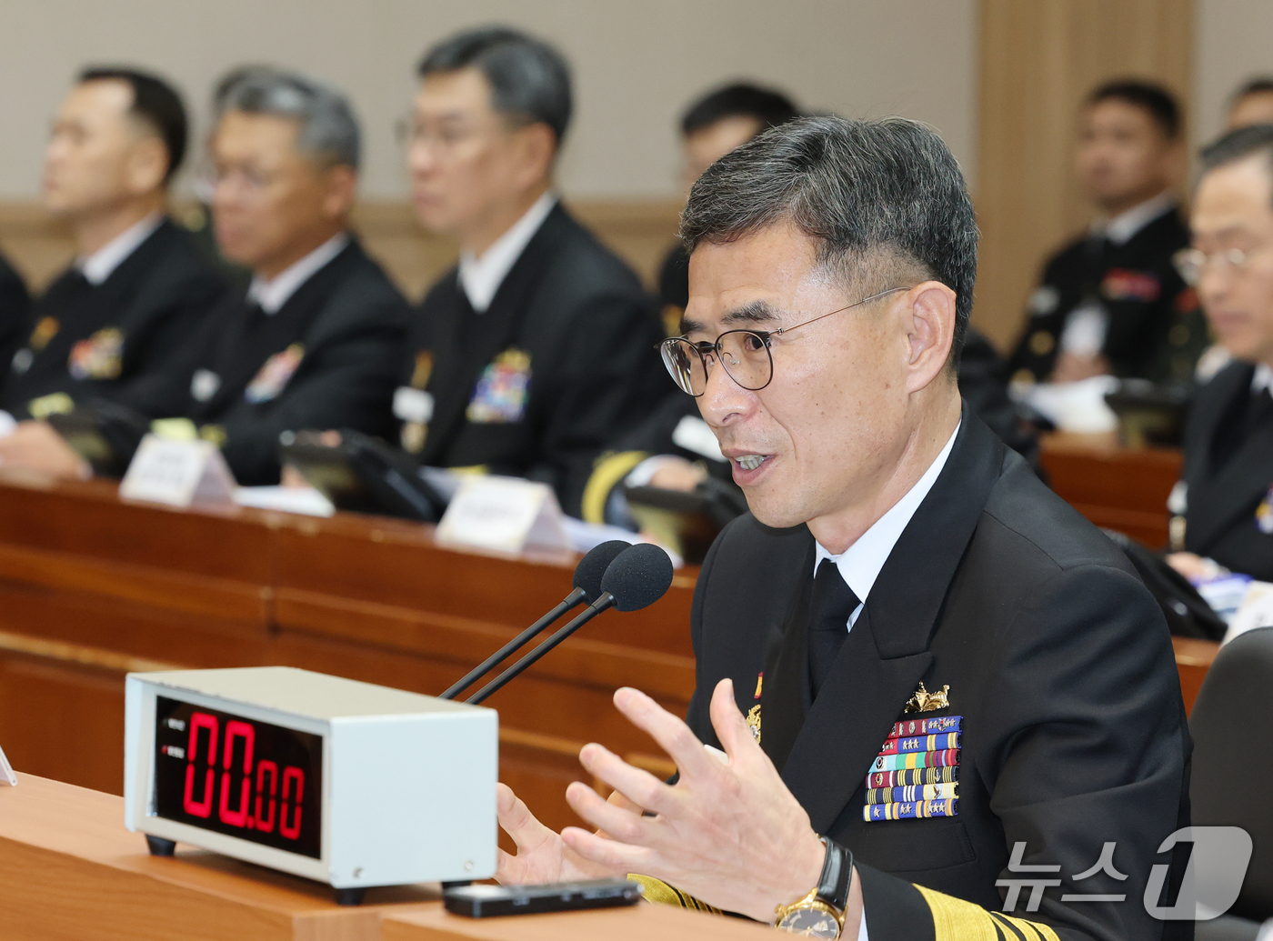 (계룡=뉴스1) 김기태 기자 = 김경률 해군 참모총장이 20일 충남 계룡대에서 열린 국회 국방위원회의 해군본부에 대한 국정감사에서 질의에 답변하고 있다. 2026.10.20/뉴스1 …