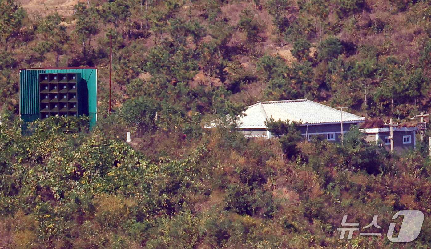 (파주=뉴스1) 김명섭 기자 = 20일 경기도 파주시 오두산 전망대에서 바라본 북한 지역에 확성기가 보이고  있다. 지난 19일  김여정 북한 노동당 총무부장이 군사분계선(MDL) …