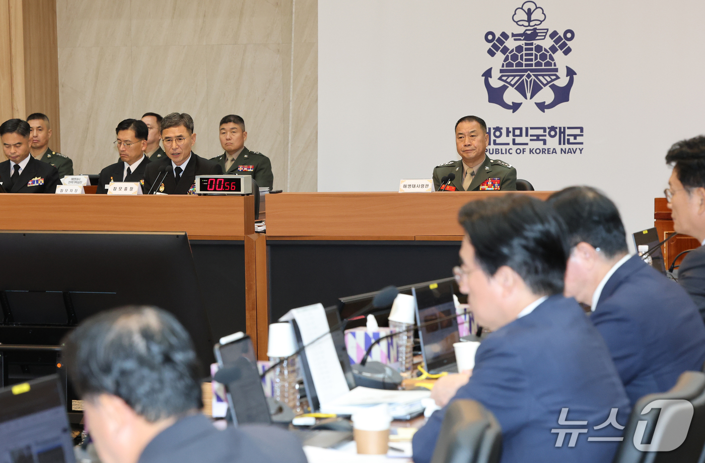 (계룡=뉴스1) 김기태 기자 = 김경률 해군 참모총장이 20일 충남 계룡대에서 열린 국회 국방위원회의 해군본부에 대한 국정감사에서 질의에 답변하고 있다. 2026.10.20/뉴스1 …