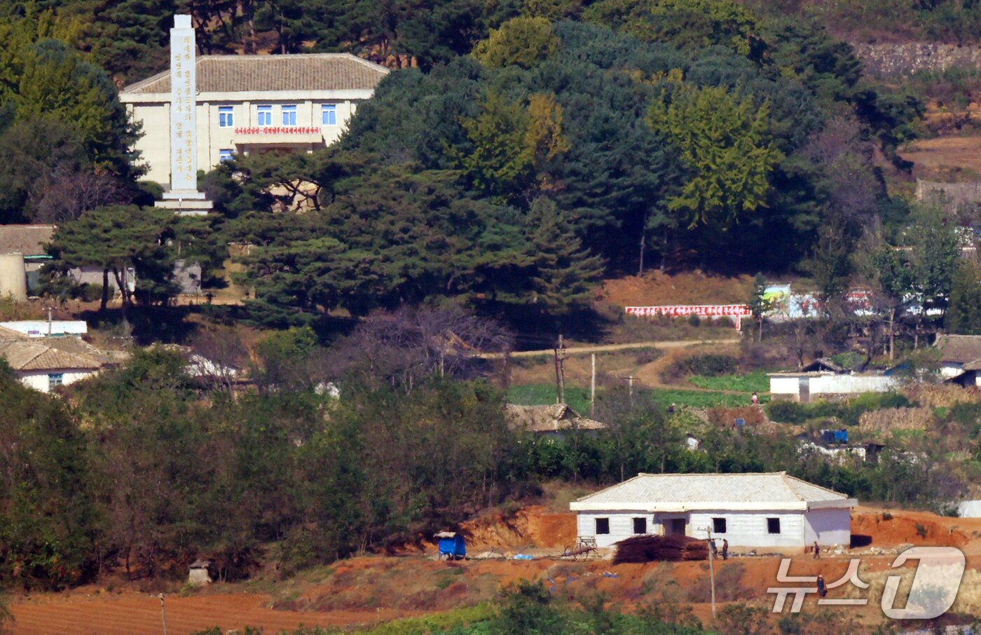 본문 이미지 - 20일 경기도 파주시 오두산 전망대에서 바라본 북한 지역 주민들이 영농일을 하고 있다.  2026.10.20 ⓒ 뉴스1 김명섭 기자