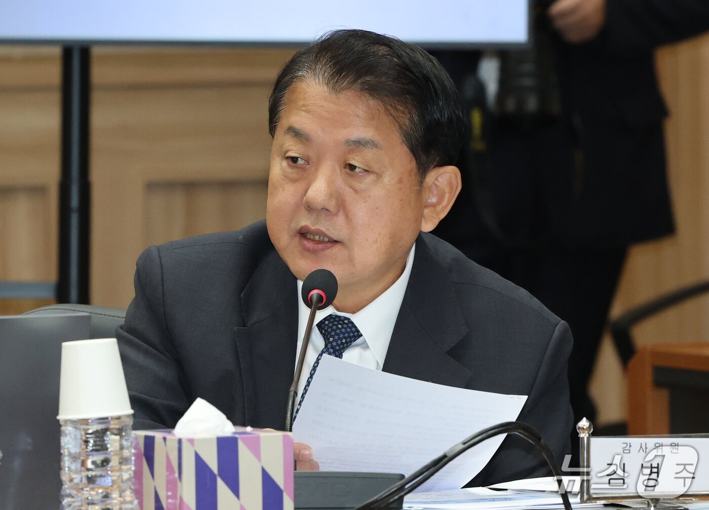 본문 이미지 - 김병주 더불어민주당 의원이 20일 충남 계룡대에서 열린 국회 국방위원회의 해군본부에 대한 국정감사에서 질의하고 있다. 2026.10.20 ⓒ 뉴스1 김기태 기자