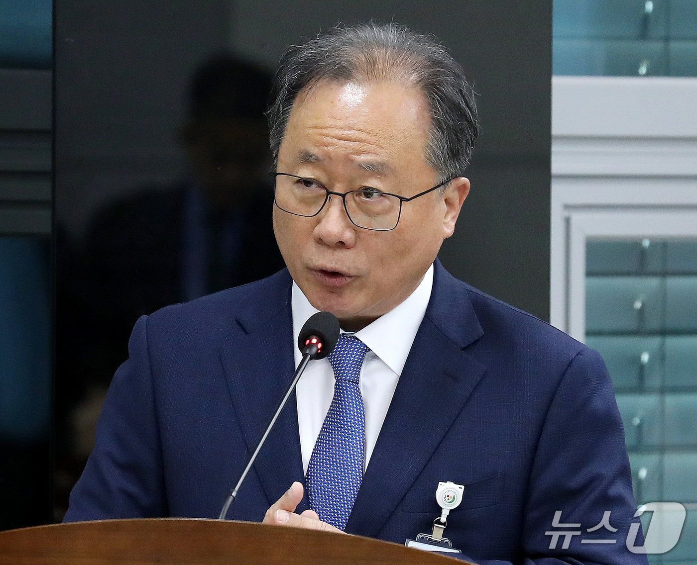 (부산=뉴스1) 윤일지 기자 = 김석준 부산교육감이 20일 부산 부산진구 부산교육청에서 열린 교육위원회의 부산교육청·울산교육청·경남교육청·대구교육청·경북교육청·강원교육청에 대한 국 …